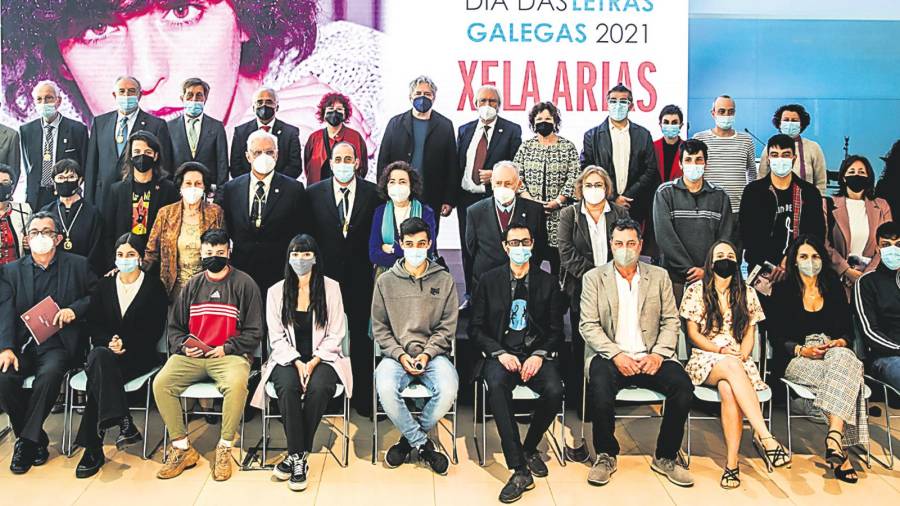 Membros da Real Academia Galega asistentes ó pleno extraordinario celebrado no auditorio Mar de Vigo con algúns dos asistentes ó acto principal do Día das Letras Galegas adicado a Xela Arias