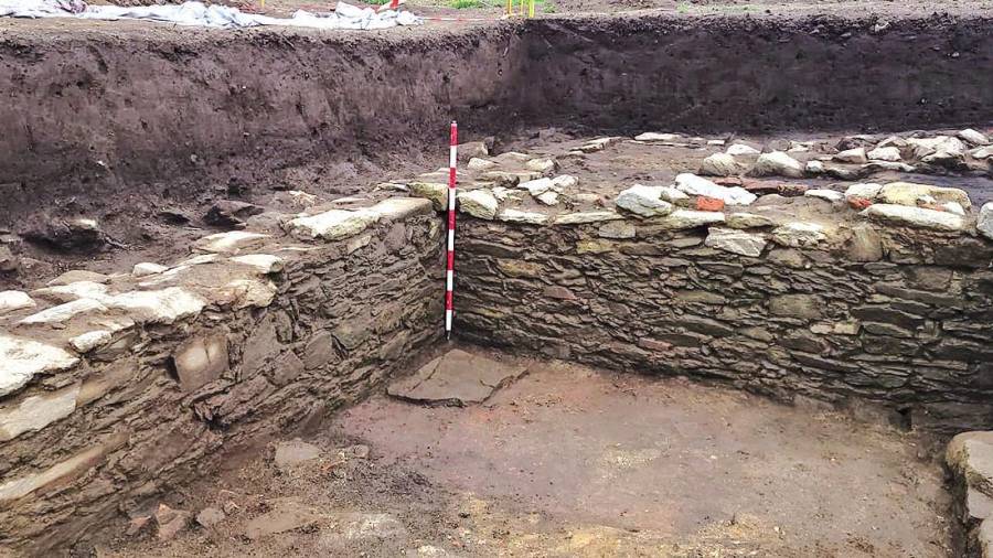 Muros de máis dun metro de altura conforman a estrutura descuberta en Pedra do Altar. Foto: L. Gorgoso