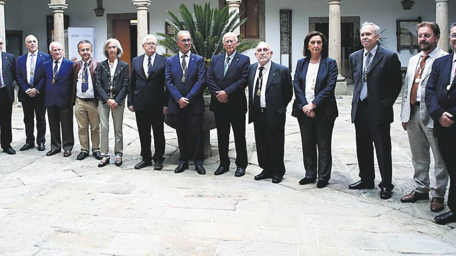 César Portela, en el centro, acompañado de otros miembros de la Real Academia Galega de Ciencias, en el claustro del pazo de San Roque después de la ceremonia de ingreso en la institución