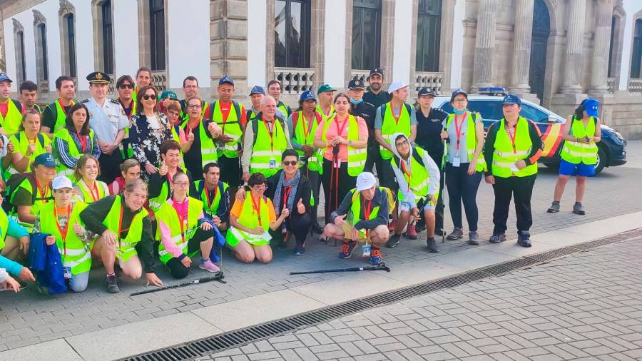 Grupo de peregrinos de Special Olympics ayer en la Plaza de España de Pontevedra con los representantes de la Policía Nacional