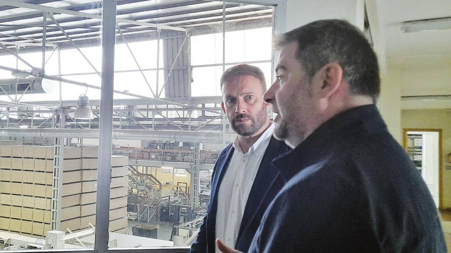 Gonzalo Trenor, izquierda, y Manuel Fernández durante su visita a una empresa del polígono industrial de Camporrapado. Foto: X. G.