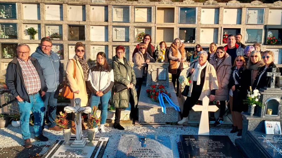 OFRENDA. Participantes en la ofrenda ante la tumba del que fue párroco de Aguiño, Francisco Lorenzo, en el cementerio sonense. Foto: A.F.L.M.