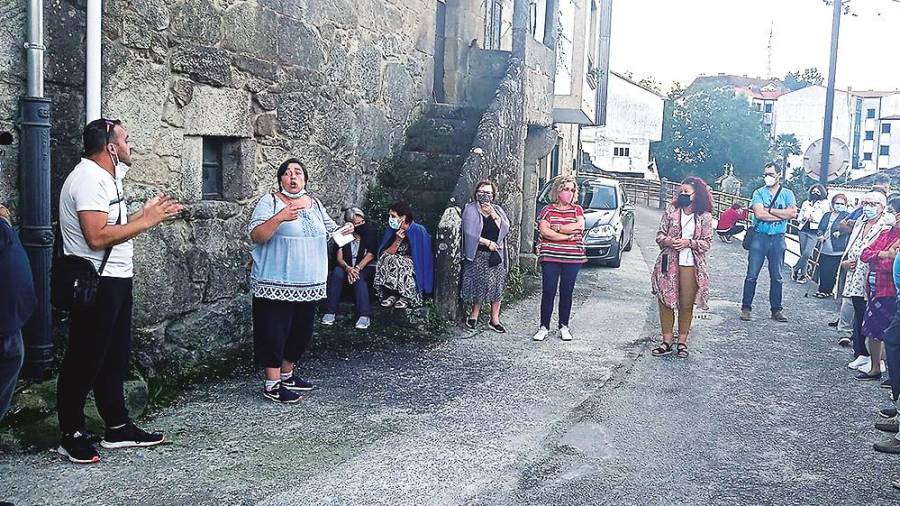 Beatriz Rei, segunda por la izquierda, informando a los vecinos de Trabanca. Foto: BNG