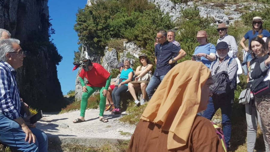 Un cento de persoas participaron na visita ao Pico Sacro