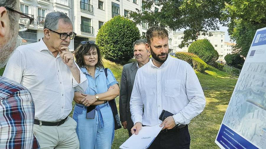 Evencio Ferrero, á esquerda, e Gonzalo Trenor, á dereita observando os planos. Foto: Xunta