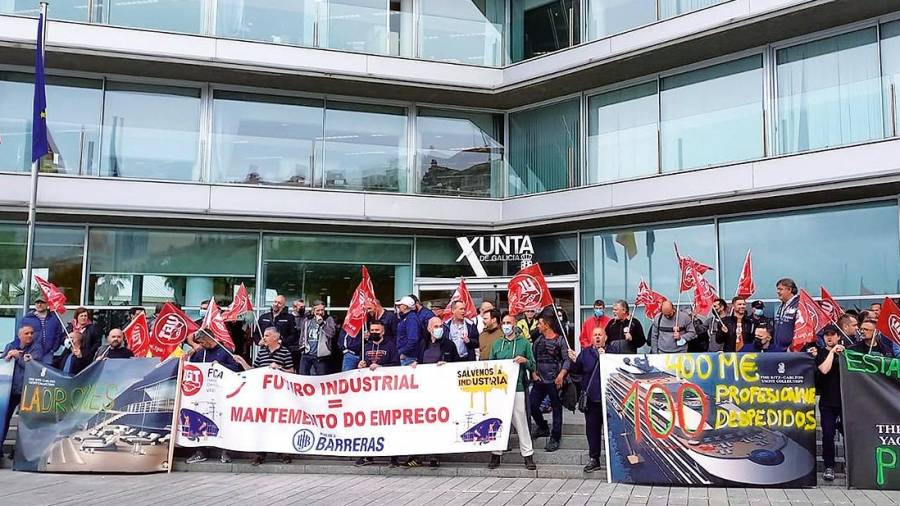 Protesta de trabajadores de Barreras llamados por UGT ante la sede la Xunta en Vigo