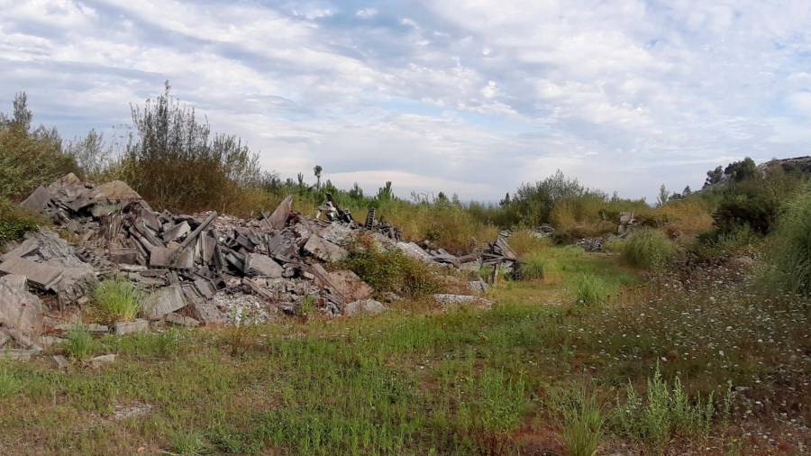 Otro de los depósitos de desperdicios que campa a sus anchas frente al lago de Casalonga. Foto: PCLR