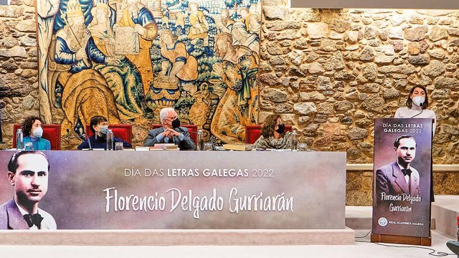 Por la esquerda sentados na mesa, Marílar Aleixandre, Margarita Ledo, Víctor F. Freixanes e Fina Casalderrey, e a dereita no atril Débora Álvarez Moldes, directora do proxecto ‘As Letras de Florencio’, onte na sede da RAG. Foto: RAG