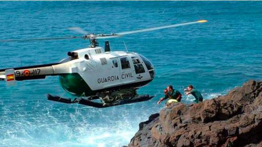 Helicóptero de la Guardia Civil supervisando una zona de rocas en Boiro