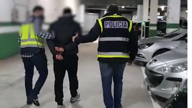 Dos agentes acompañan al detenido tras su detención en A Coruña Foto: P.N.