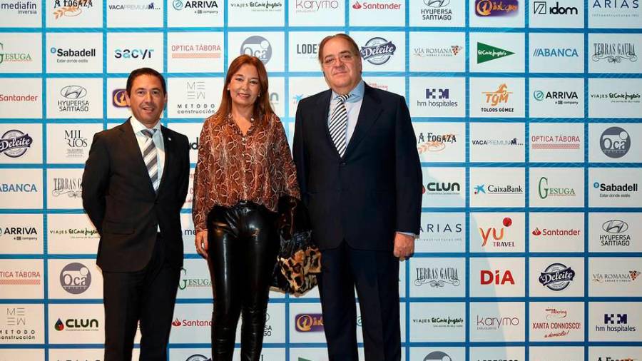 Ramón Braña, director general de Oca Hotels, izq., con el matrimonio Mari Carmen Penido y Javier Hernández Pasín. FOTO: F. BLANCO / A. HERNÁNDEZ / P. SANGIAO / N. SANTÁS / L. POLO