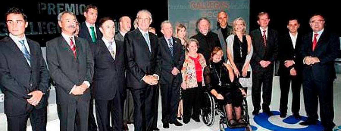 Foto de familia de los premiados con el presidente de la Xunta