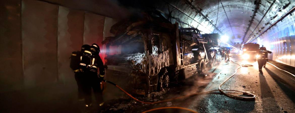 VIGO, 25/01/2021.- Varios bomberos trabajan en la extinción del incendio originado en un camión portacoches, lo que ha forzado el cierre a primera hora de este lunes el cierre al tráfico de la autovía A-52 en ambos sentidos, informó el 112 Galicia. EFE/Sxenick