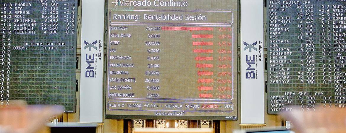 Uno de los paneles de datos informativo del parqué de la Bolsa madrileña. Foto: Europa Press
