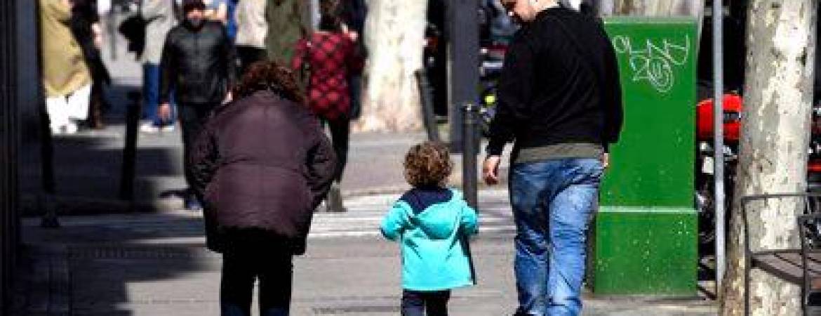 Una familia caminando por la calle. IMV. Foto: Europa Press