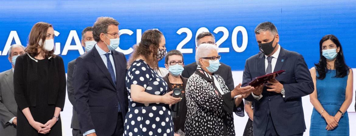 Na imaxe, da entrega das Medallas de Galicia 2020, o presidente da Xunta, Alberto Núñez Feijóo, xunto a dous pacientes da COVID, fan entrega da distinción aos profesionais sanitarios que loitaron contra a pandemia. XUNTA