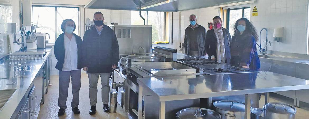 Autoridades e personal de cociña nun dos centros educativos galegos que están inmersos no proceso para poder presumir da certificación de Comedor Km 0. Foto: M.R.