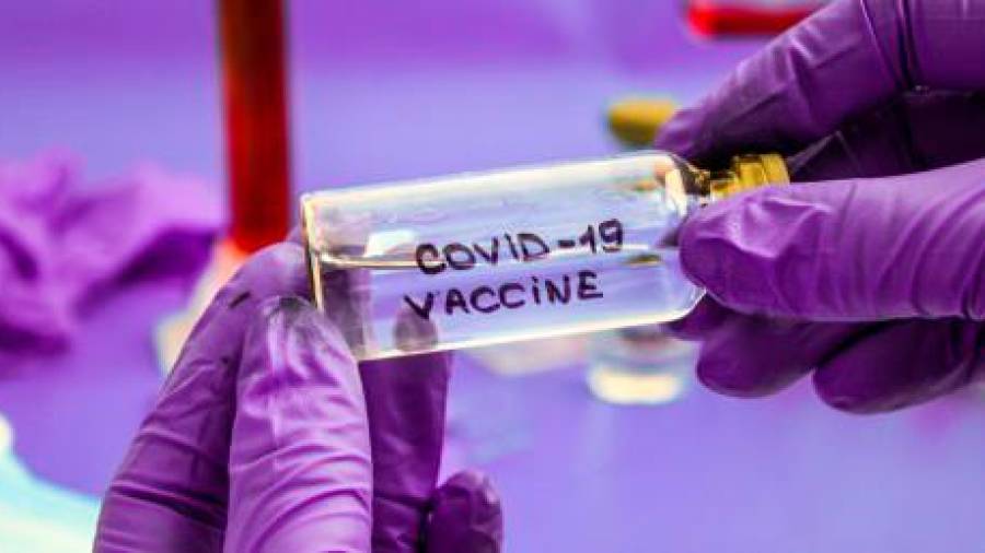investigación. Recipiente con una muestra de vacuna contra el covid. Foto: Farmaindustria