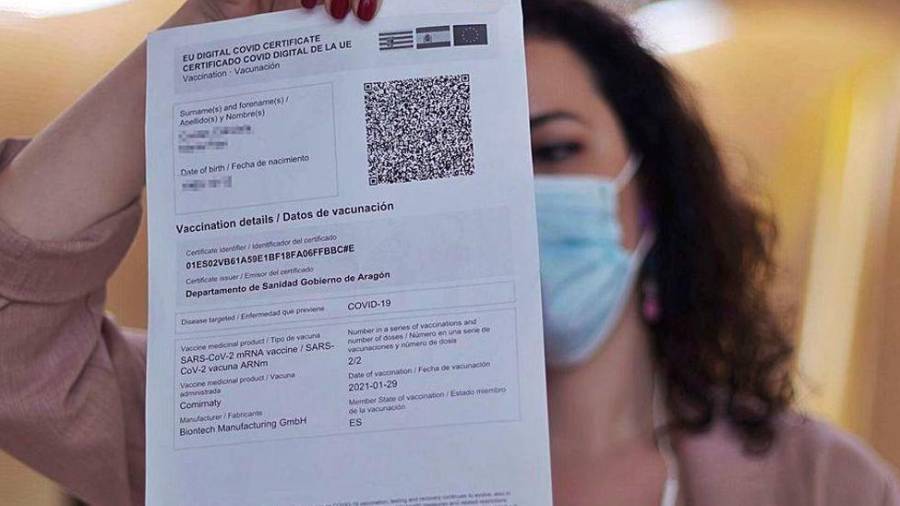Una mujer muestra a cámara su pasaporte de vacunación. Foto: Eduardo Parra / E.P.