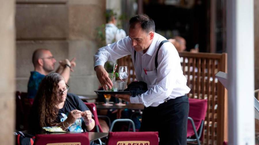 SECTOR SERVICIOS. Un camarero recogiendo mesas en un restaurante. Foto: E.press /Archivo.