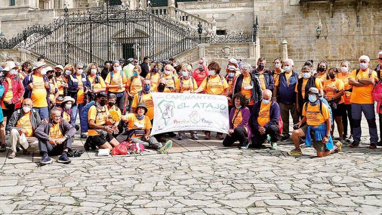 Un grupo de peregrinos de la isla de La Palma llegó ayer a Compostela y le pidió ayuda al Apóstol para recuperarse de la erupción. Foto: F. Blanco