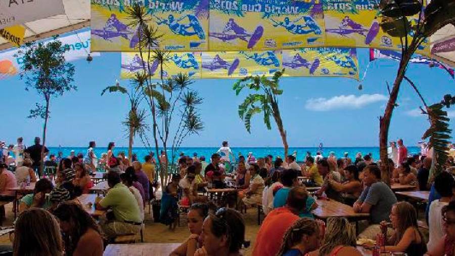 La Carpa, lugar de celebración y fiesta durante el campeonato mundial de Windsurf, directamente en la playa