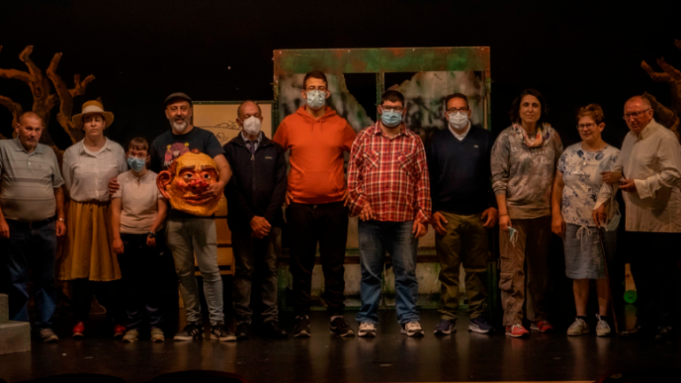 Elenco de actores de la obra ‘(Algunhas) Cousas de Castelao’, que llega este viernes hasta A Baña. Foto: CA