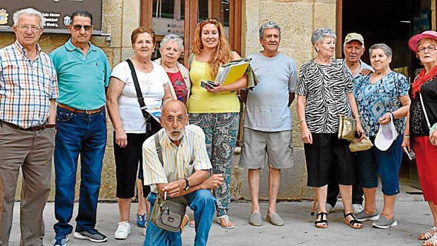 Vecinos de La Bañeza visitaron la muestra 'O labor en silencio'