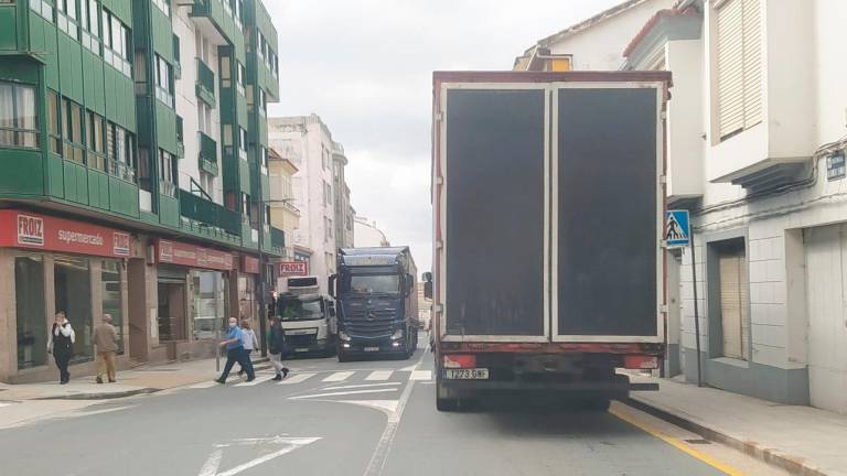 Imaxe de arquivo de dous camións circulando por Ordes, neste caso polo mesmo centro da vila. Foto: CG
