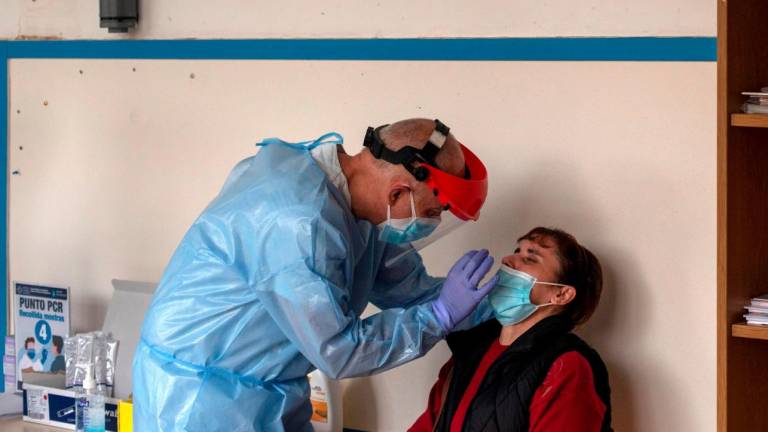 Un sanitario realiza una prueba de coronavirus a un vecino de Ribadavia . Foto: Brais Lorenzo