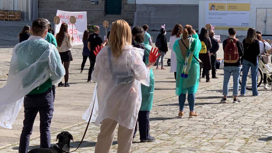 Asistentes vestidos con batas de quirófano imploran la liberación de los animales. Fotografía: Javier Rosende