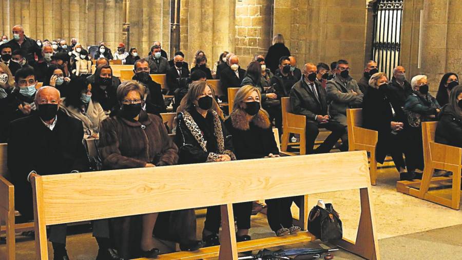 Familiares de los recién nombrados canónigos y fieles durante la ceremonia religiosa celebrada en la basílica jacobea. Foto: Antonio Hernández
