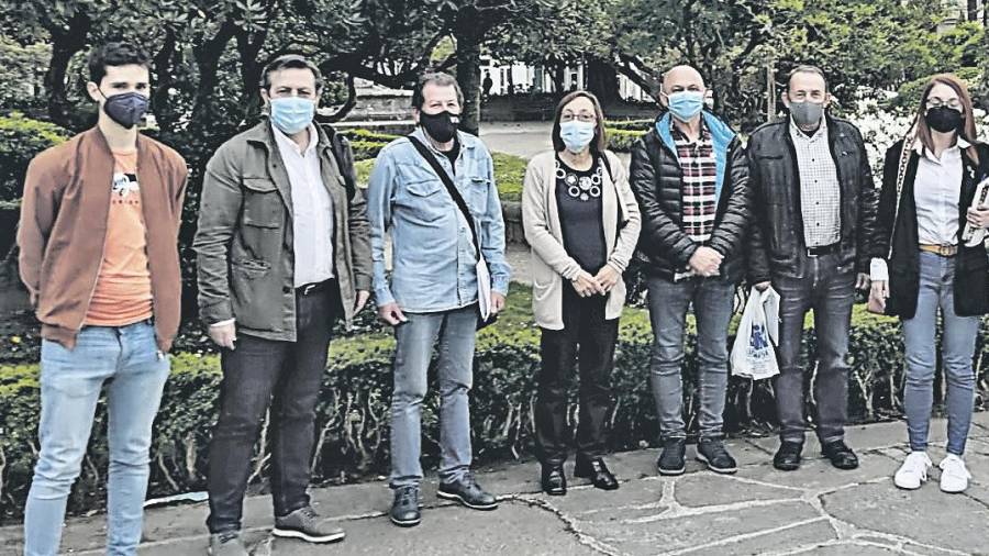 Membros do BNG que apoian aos atraballadores da planta de reciclaxe de Servia. Foto: BN