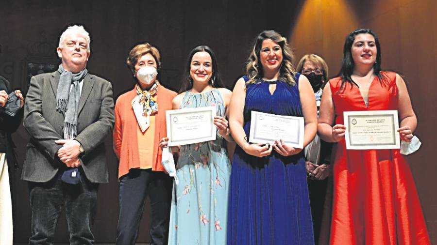La concejala Mercedes Rosón (izquierda) en la entrega de los premios. Foto: Amigos de la Ópera