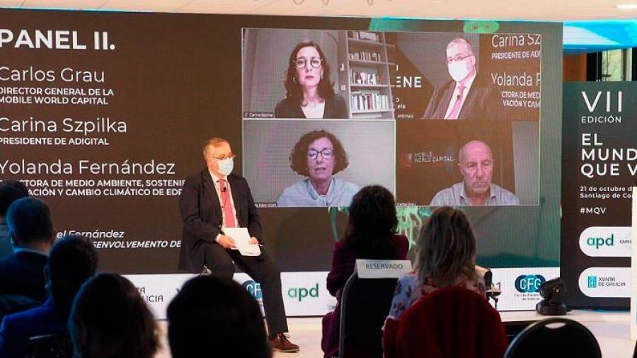 Abajo, moderando José Manuel Fernández, del Igape (sentado), con Carina Szpilka, Yolanda Fernández y Carles Grau junto a él en la pantalla. Foto: APD