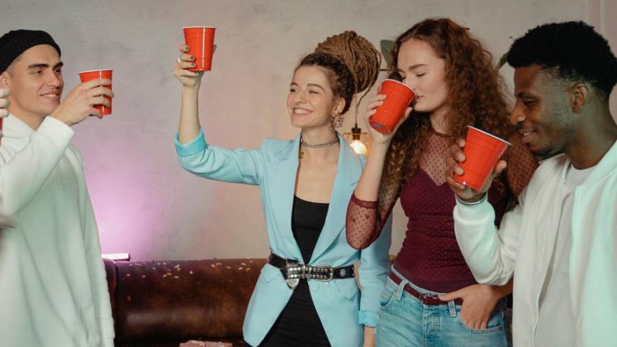 Los jóvenes consumen cuatro o más copas de alcohol seguidas los fines de semana. Foto: Pexels