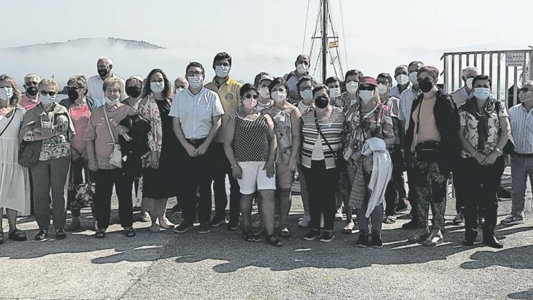 Grupo de mulleres de Santiso e Sobrado no porto do Freixo antes de embarcar no balandro ‘Joaquín Vieta’ para participar na visita guiada pola ría de Muros-Noia. Fotos: D.C.