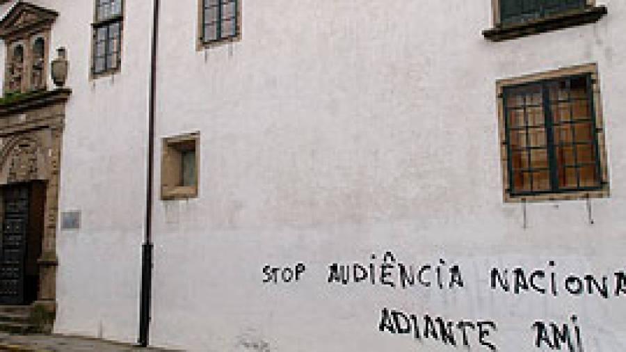 Tres grafiteros pasarán cuatro días vigilados por pintadas en Compostela