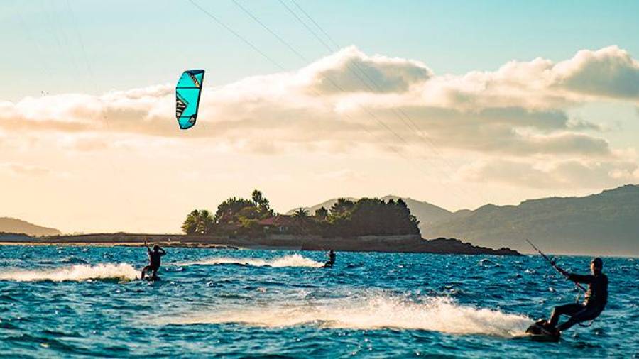 SURF. Las playas de As Furnas y Aguieira son ideales para practicar surf, kitesurf o bodyboard. Foto: Tony Garzya