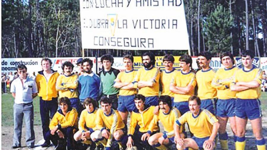 equipo da SD Dubra que xogou a final da Copa do Sar no ano 1981 en Boiro, cunha pancarta da afección. Foto: SD Dubra
