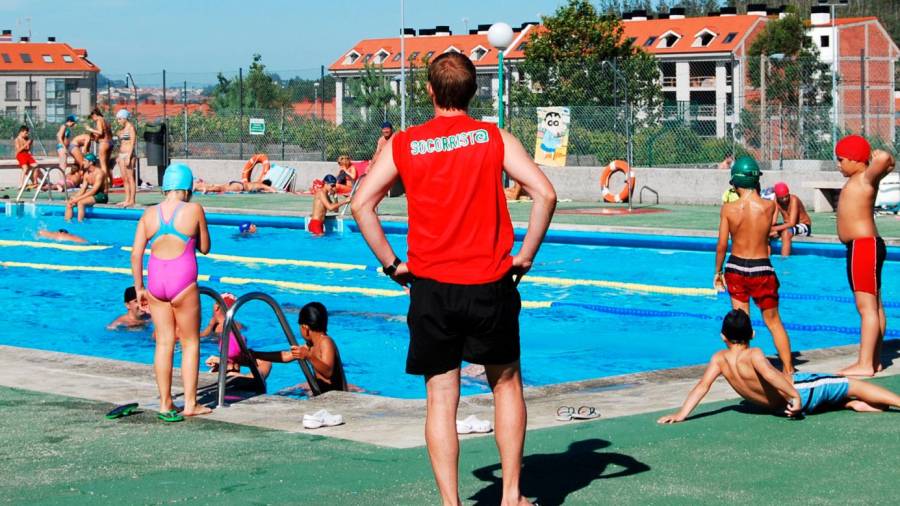 Instalaciones de la piscina municipal de Milladoiro. Foto: CA