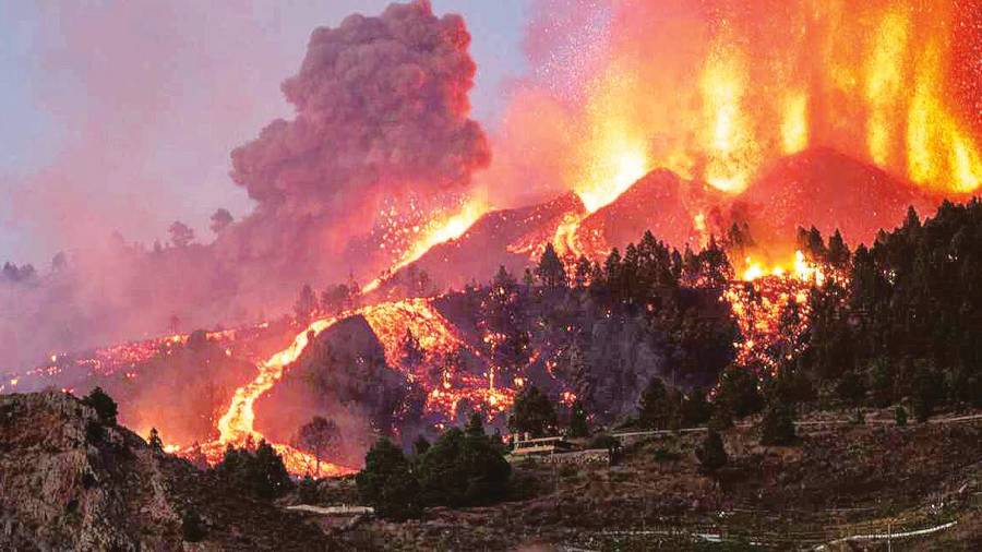 AVANCE IMPARABLE. Espectacular imagen de la lava que sale del volcán en Cumbre Vieja y que fue arrasando todo lo que encontró a su paso hasta llegar al océano Foto: Kike Rincón