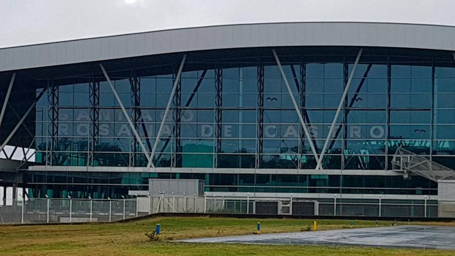 El nombre de Rosalía de Castro ya luce en el aeropuerto de Lavacolla