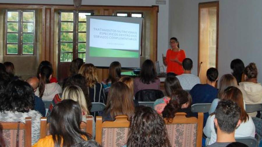 Una charla impartida por la nutricionista Rosana Martínez en el Ayuntamiento de Ames. Foto: CDA