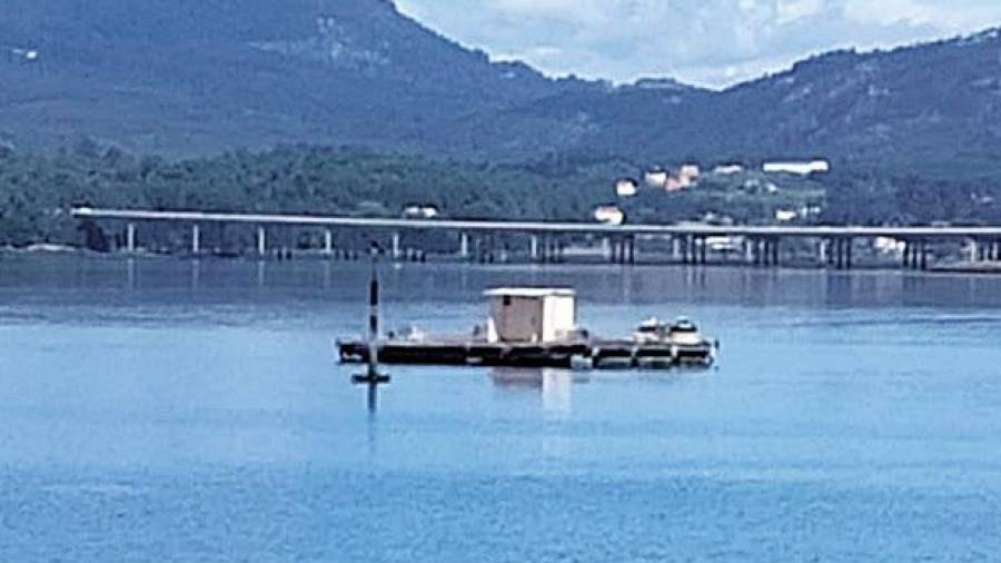 LA ESTRUCTURA. La plataforma flotante lleva cinco lustros en As Loubeiras, frente al muelle de Rianxo. Foto: C. de R.