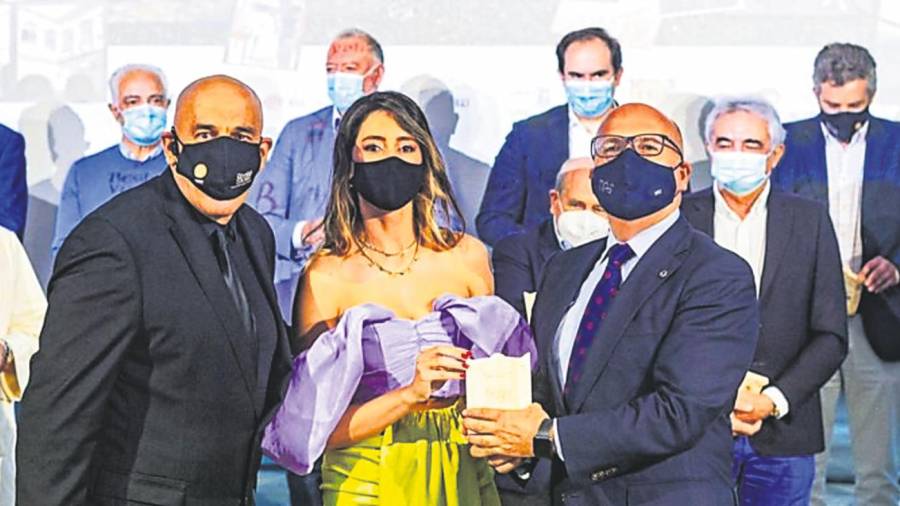 Bruxo Queiman, izquierda, y Andrea Pousa, principales protagonistas del trabajo audiovisual, reciben un regalo de manos del presidente de la Deputación de Ourense, Manuel Baltar, durante el acto