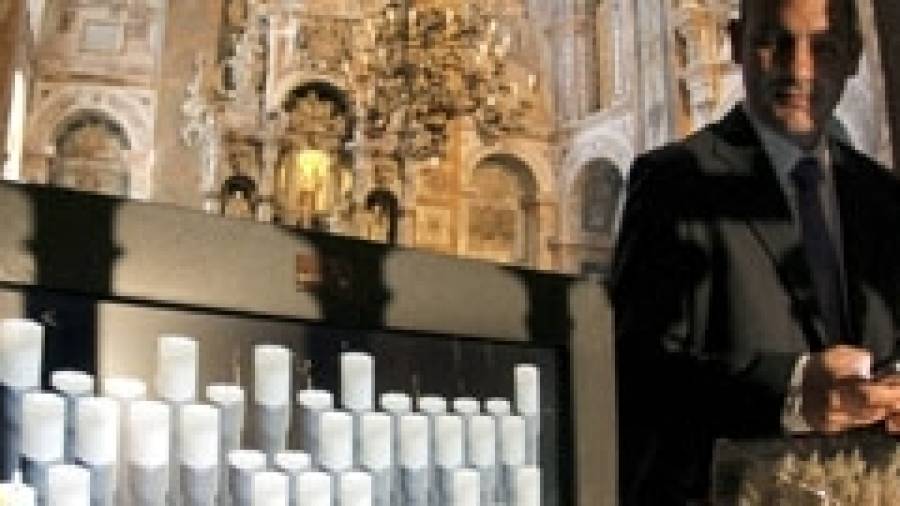 Emoción reserva perdonado La Catedral de Santiago sustituye las velas de cera por digitales