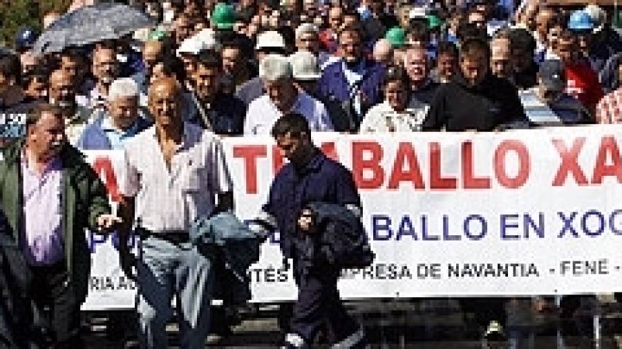 Cuatro mil trabajadores del naval invaden la autopista de Ferrol