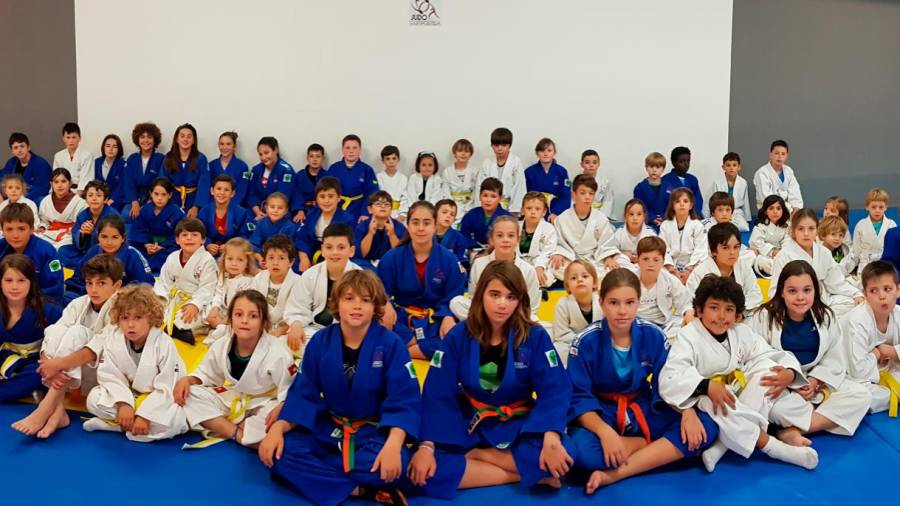El CJC cuenta con judokas desde categoría infantil hasta sénior, y además colabora también con hasta once centros educativos, impartiendo en ellos valores como el compañerismo, la confianza o la superación.