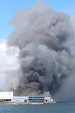 BOIRO, 08/05/2021.- Columna de humo del incendio industrial de origen desconocido originado en la planta que la conservera Jealsa tiene en Boiro (A Coruña). EFE/Xoán rey